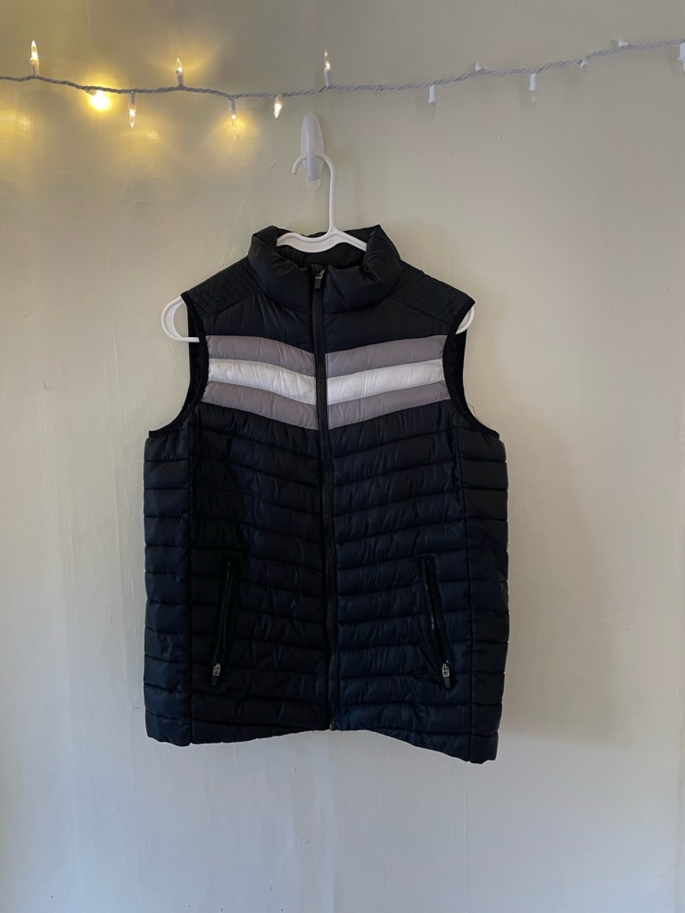 Fabletics Black Quilted Puffer Vest Gray White Chevron Active Yoga Comfy Light - Picture 6 of 16